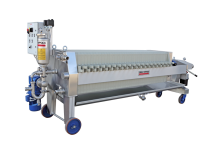 Filter presses with plates for fruit juices